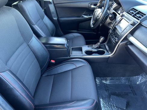 Used 2017 Toyota Camry SE image 9