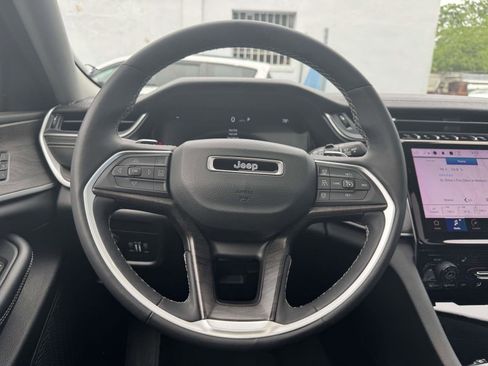Used 2023 Jeep Grand Cherokee L Limited AWD/4WD image 12