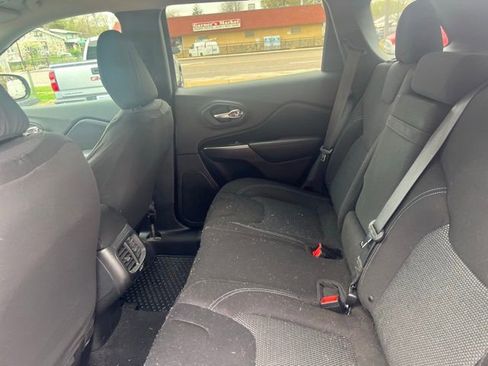 Used 2019 Jeep Cherokee Latitude w/ Cold Weather Group image 9