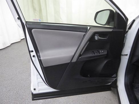 Used 2018 Toyota RAV4 LE image 22