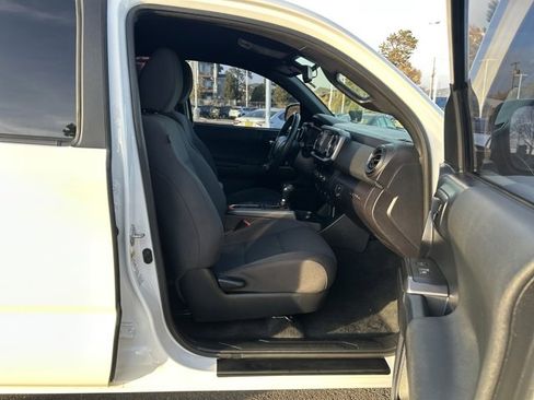 Used 2017 Toyota Tacoma TRD Sport image 19