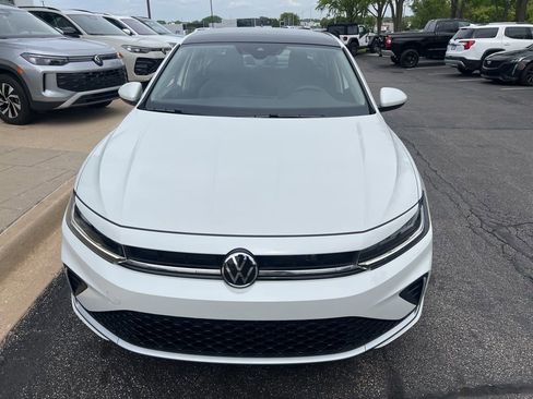 Used 2025 Volkswagen Jetta SE w/ Sunroof Package FWD image 9