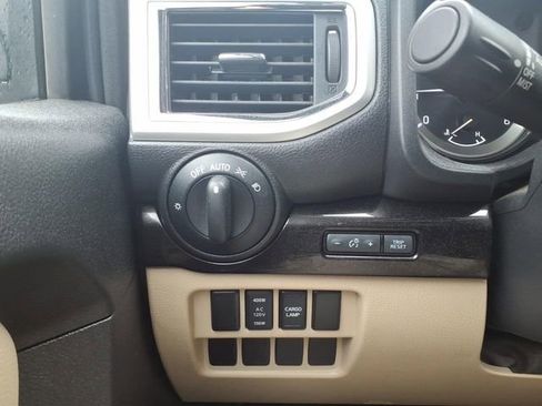 Used 2018 Nissan Titan SV w/ SV Convenience Package image 14