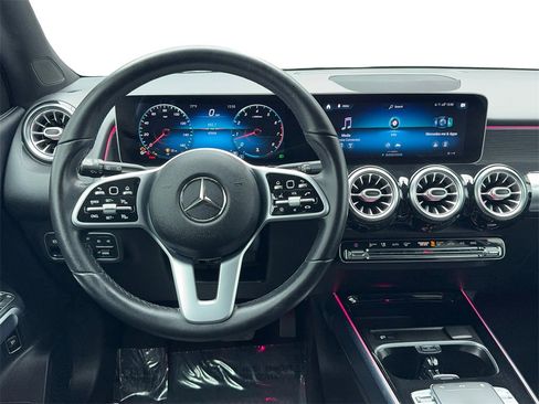 Used 2020 Mercedes-Benz GLB 250 w/ Premium Package image 17