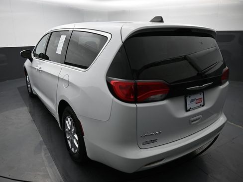 Used 2022 Chrysler Voyager LX image 5