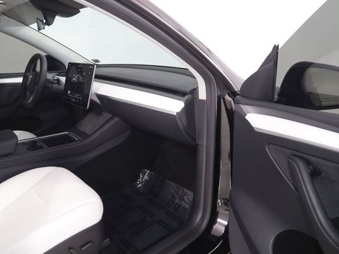 Used 2025 Tesla Model Y Long Range image 40