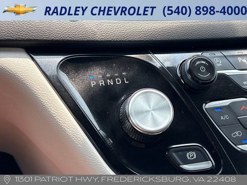 Used 2024 Chrysler Pacifica Touring-L FWD image 10