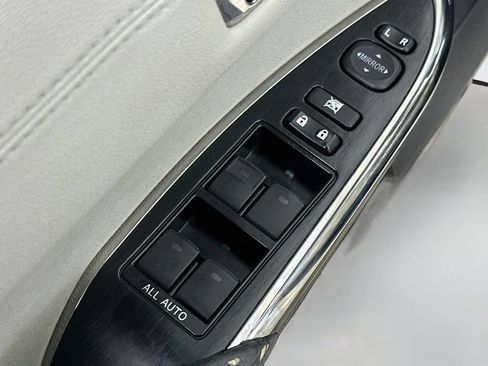 Used 2017 Toyota Avalon Touring FWD image 22