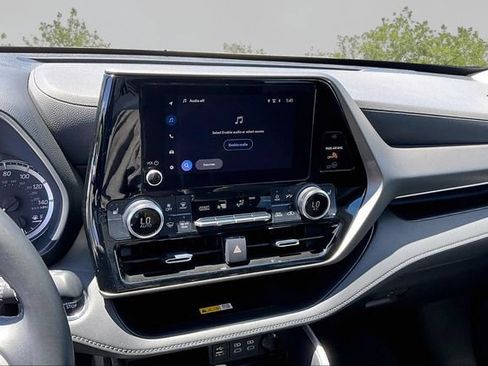 Used 2023 Toyota Highlander XLE FWD image 6