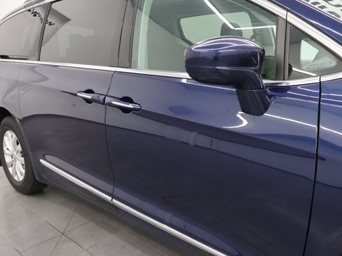 Used 2017 Chrysler Pacifica Touring-L FWD image 25