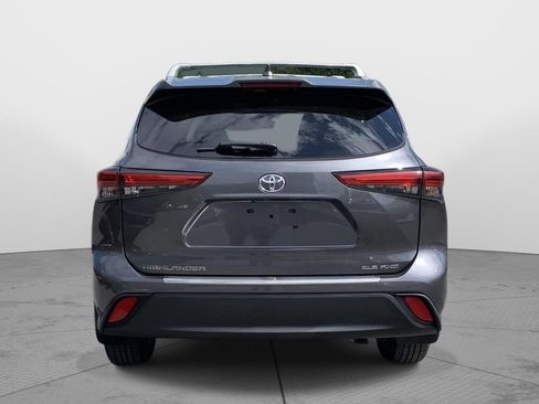 Used 2022 Toyota Highlander XLE AWD/4WD image 4