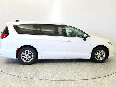 Used 2023 Chrysler Pacifica Touring-L FWD image 8