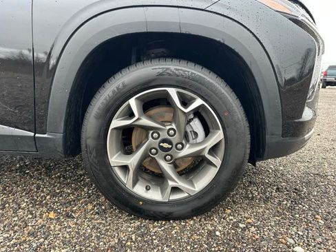 Used 2025 Chevrolet Trax LT FWD image 9