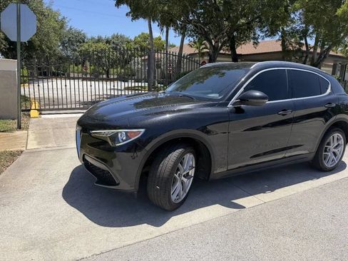 Used 2018 Alfa Romeo Stelvio AWD image 3