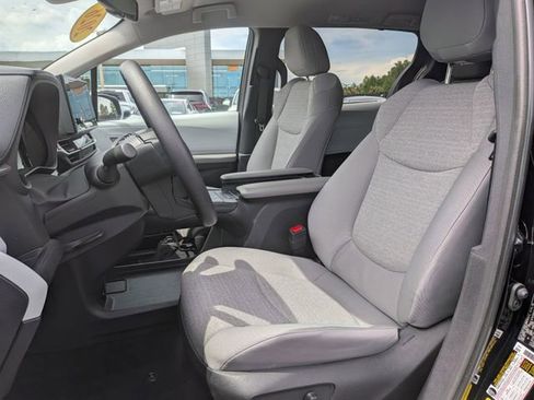 Used 2026 Toyota Sienna LE FWD image 14