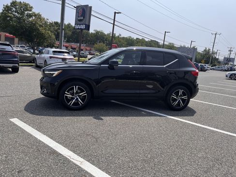 Certified 2025 Volvo XC40 B5 Core image 4