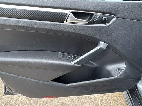 Used 2017 Volkswagen Passat 1.8T R-Line w/ R-Line Lighting Package image 11