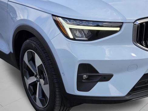 Used 2025 Volvo XC40 B5 Plus AWD/4WD image 36