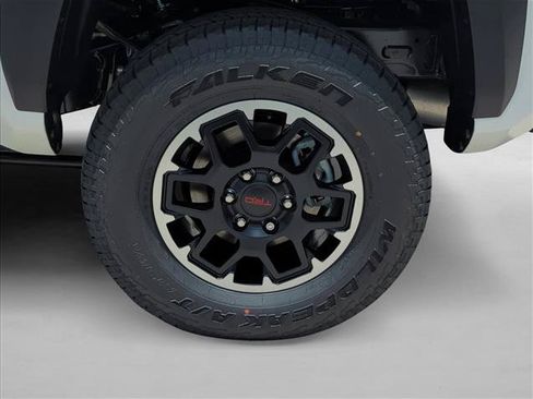 Certified 2025 Toyota Tacoma TRD Off-Road AWD/4WD image 16