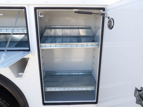 Used 2015 Ford F550 2WD Regular Cab Super Duty image 51