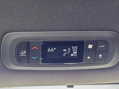 Used 2025 Chrysler Pacifica Select FWD image 16