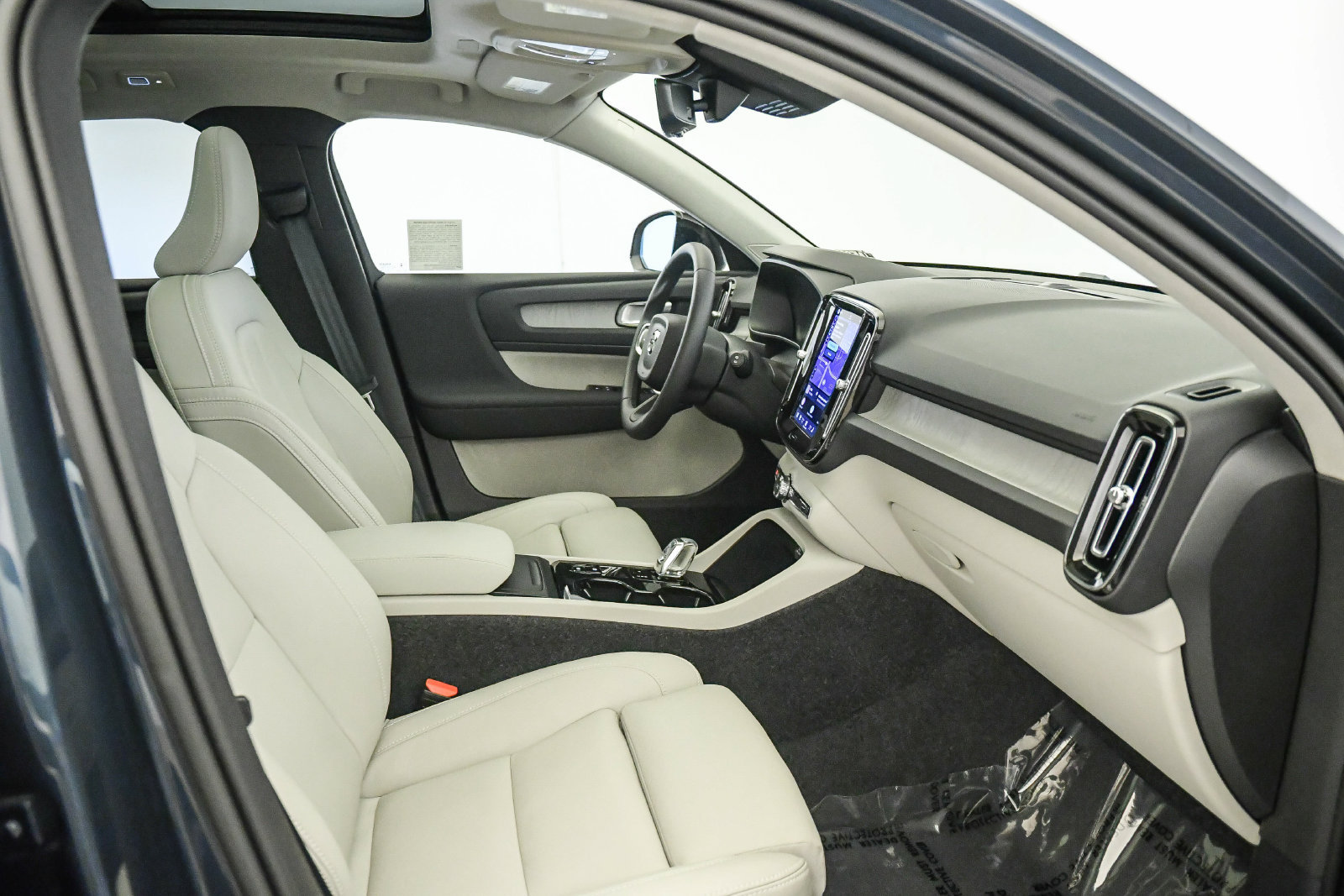 Used 2026 Volvo XC40 B4 Plus w/ Climate Package FWD image 17