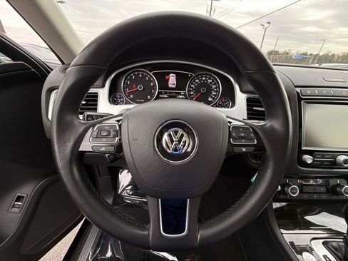 Used 2017 Volkswagen Touareg Executive image 20
