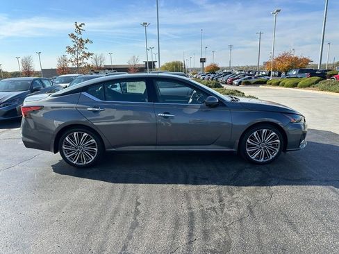 Used 2025 Nissan Altima 2.5 SL FWD image 2