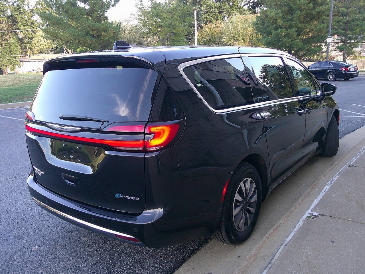 Used 2023 Chrysler Pacifica Touring-L FWD image 5