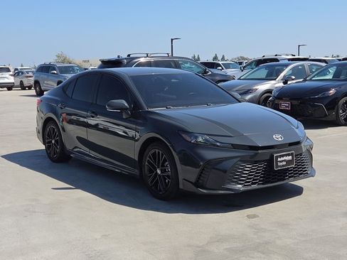 Used 2025 Toyota Camry SE FWD image 3