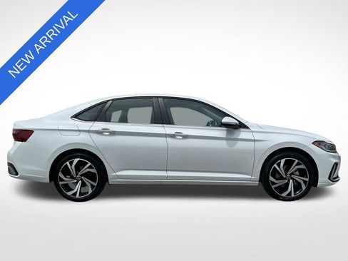 Used 2025 Volkswagen Jetta SEL FWD image 2