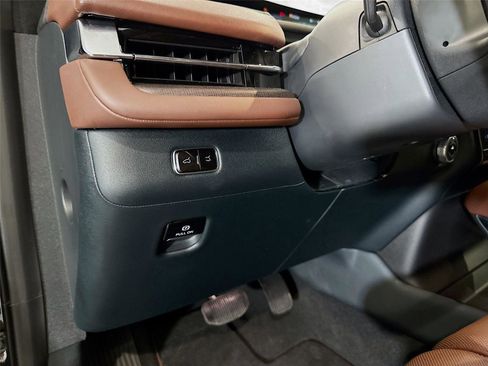 Used 2025 Lincoln Navigator Reserve AWD/4WD image 7