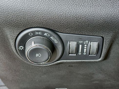 Used 2025 Jeep Compass Trailhawk AWD/4WD image 17