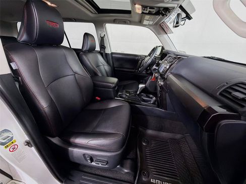 Used 2018 Toyota 4Runner TRD Off-Road Premium AWD/4WD image 31