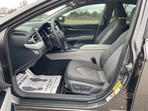 Used 2019 Toyota Camry LE image 10
