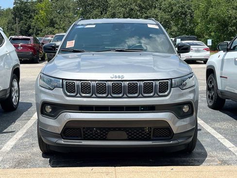 Used 2023 Jeep Compass Latitude AWD/4WD image 2