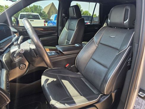 Used 2024 Cadillac Escalade Premium Luxury AWD/4WD image 13