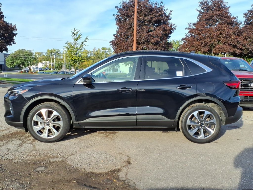 Used 2023 Ford Escape Platinum AWD/4WD image 2