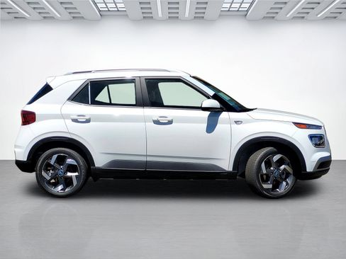 New 2026 Hyundai Venue SEL FWD image 3