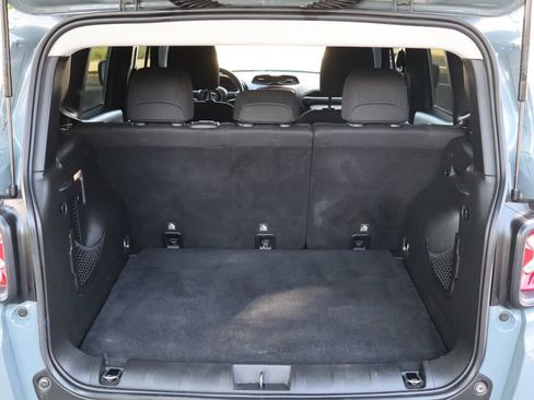 Used 2018 Jeep Renegade Latitude FWD image 14