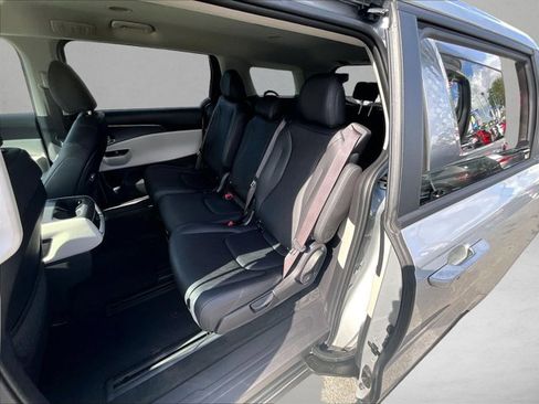Used 2023 Kia Carnival LX FWD image 27