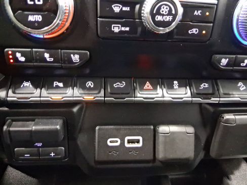 Used 2019 GMC Sierra 1500 SLT w/ SLT Premium Plus Package AWD/4WD image 32