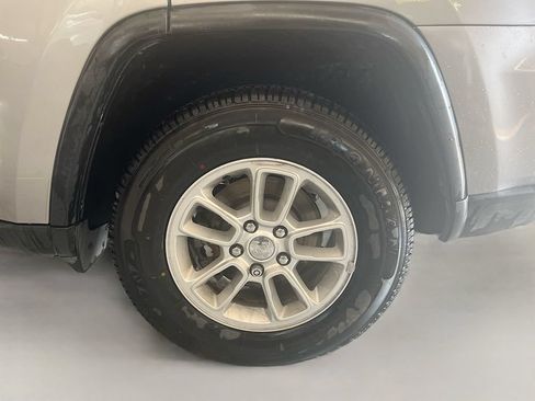 Used 2019 Jeep Grand Cherokee Laredo RWD image 27