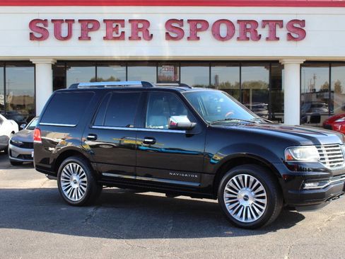 Used 2017 Lincoln Navigator Select image 1