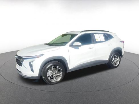 Used 2025 Chevrolet Trax LT w/ LT Convenience Package image 8