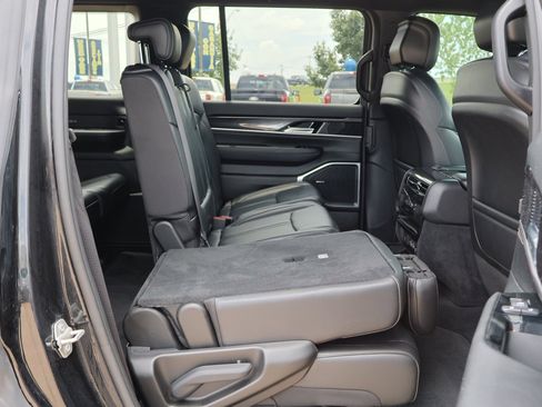 Used 2023 Jeep Wagoneer 4WD image 39