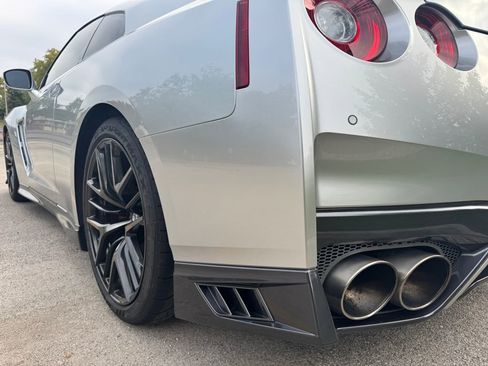 Used 2017 Nissan GT-R Premium w/ Premium Interior Package image 17