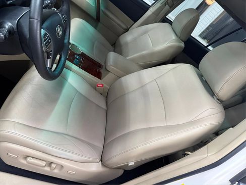 Used 2011 Toyota Highlander Limited w/ Tow Pkg FWD image 16