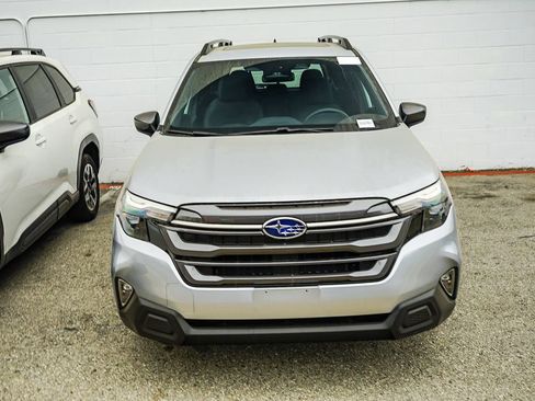 Used 2025 Subaru Forester Premium image 2