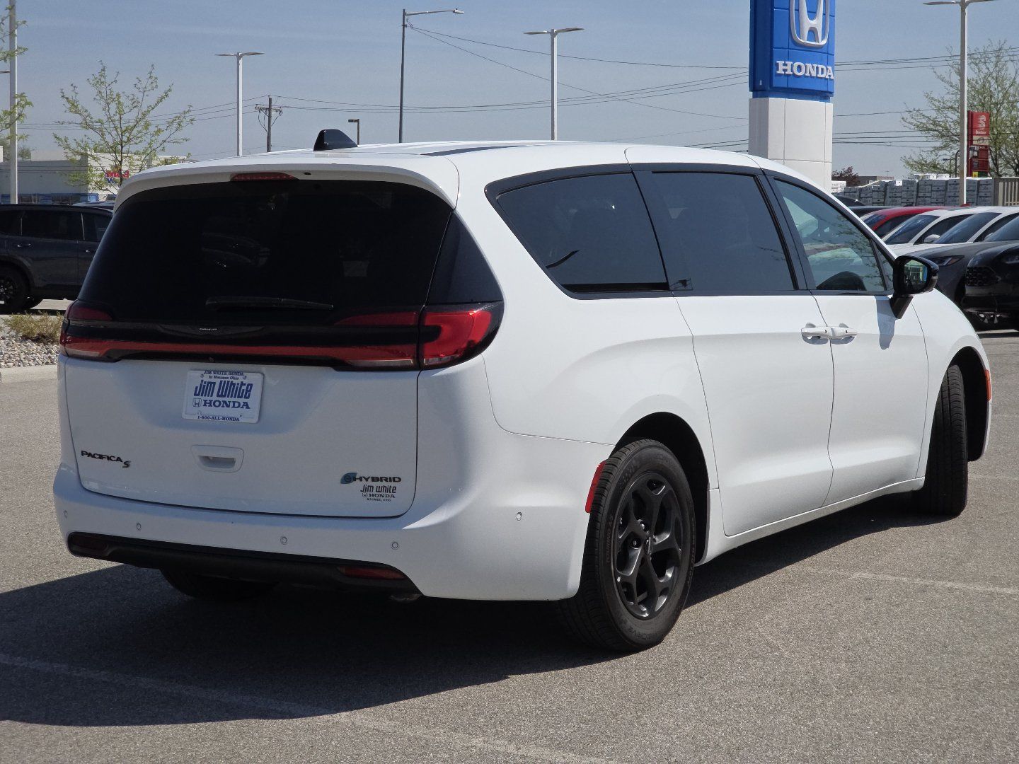 Used 2024 Chrysler Pacifica Limited FWD image 14